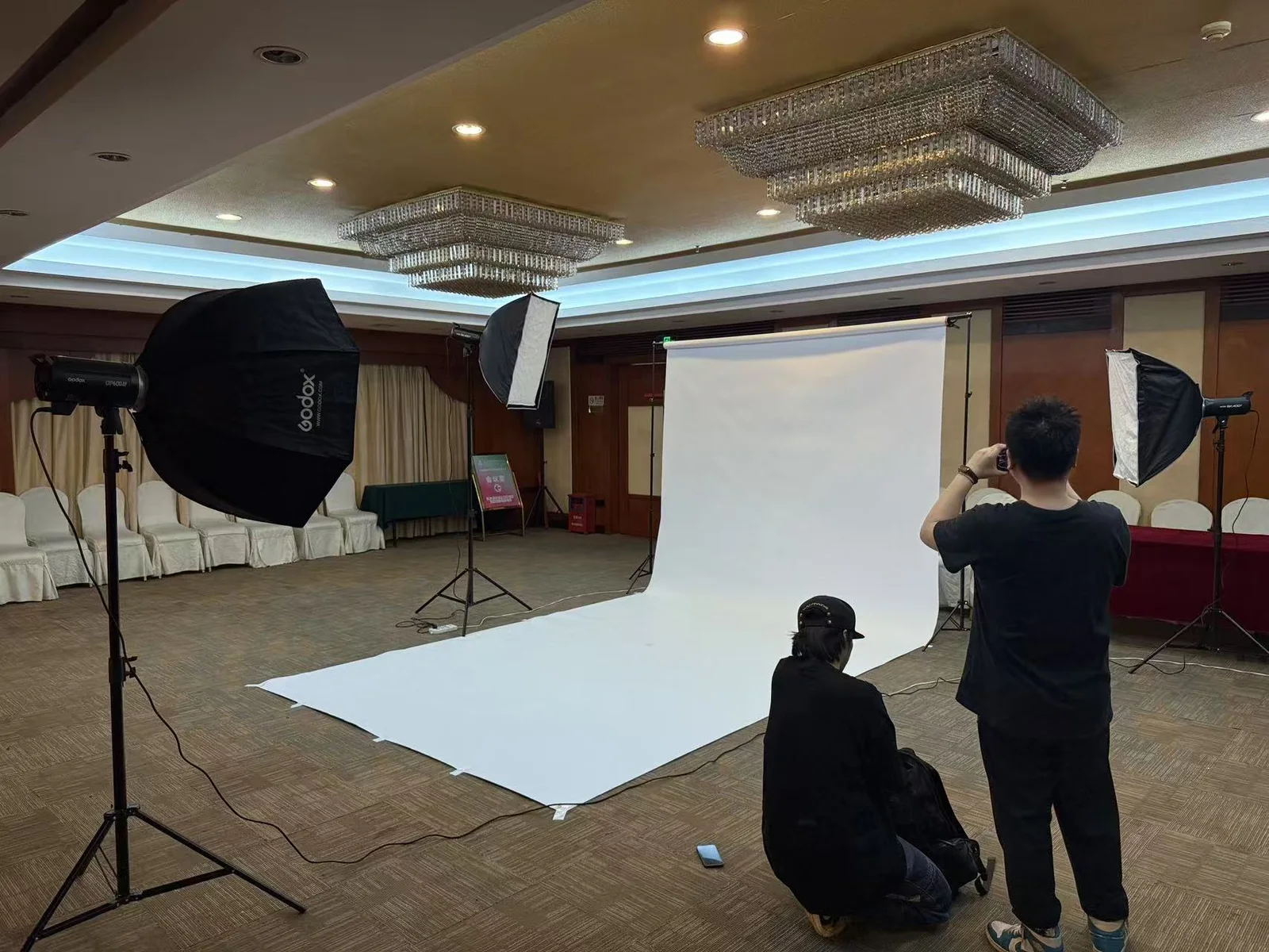 活动人物摄影棚与专业灯光搭建现场